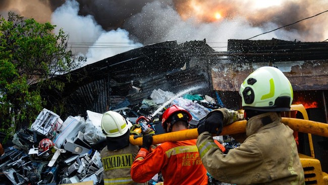 Petugas pemadam berupaya memadamkan api saat kebakaran permukiman di Kapuk Muara, Penjaringan, Jakarta Utara, Kamis (8/10/2026).