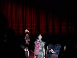 Jejak Batik IWAN TIRTA di Fashion Show Bersejarah di Gedung Kesenian Jakarta
