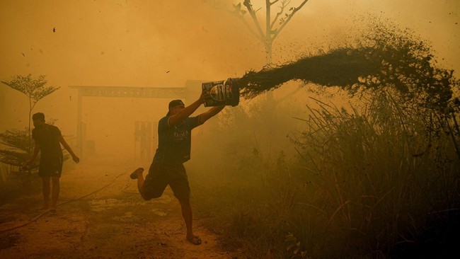 FOTO: Karhutla Kian Mengancam, Warga Banyuasin Selamatkan Harta Benda