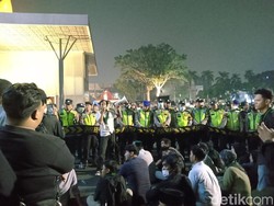 Massa Aksi Bertahan di Kantor Gubernur Sumsel Minta Herman Deru Datang
