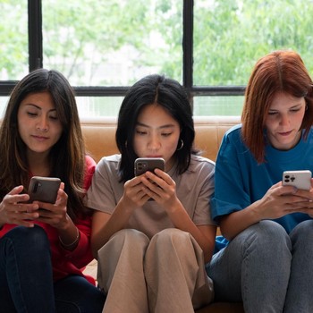 Cara Mencegah 'FOMO' dengan 'JOMO', Menikmati Hidup Tanpa Takut Ketinggalan