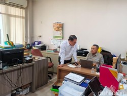 Nah Lho! Amran Pergoki Pegawai Merokok di Jam Kerja, Langsung Diskors