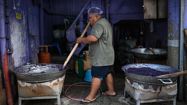 This photo taken on October 1, 2026 shows a worker making purple yam jam (ube halaya) at a shop in Manila. The Philippine ube has become a trend-setting sensation from Los Angeles to London to Seoul, with the humble yam's bright purple hue drawing li