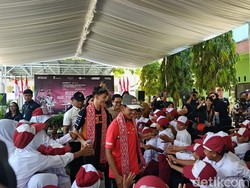 Serunya 5 Pebalap Moto2-Moto3 Sapa Siswa SDN 2 Kuta Lombok
