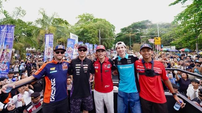 MotoGP Riders Parade berlangsung di Jalan Udayana, Mataram, NTB, Rabu (7/10/2026). Parade yang diikuti delapan pembalap nasional dan internasional, di antaranya Marc Marquez, Marco Bezzecchi, Brad Binder, Franco Morbidelli, Fabio Di Giannantonio, Mar
