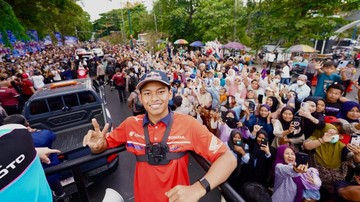 Berita Panas dari Dunia Sport CNN : FOTO: Veda Ega dan Marquez Nikmati Parade Pertamina MotoGP Mandalika