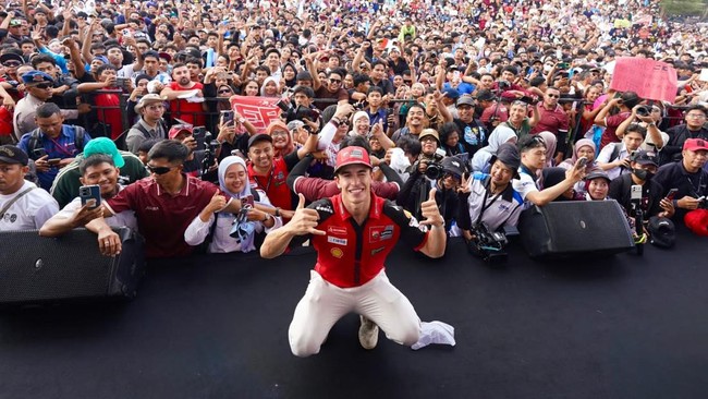 MotoGP Riders Parade berlangsung di Jalan Udayana, Mataram, NTB, Rabu (7/10/2026). Parade yang diikuti delapan pembalap nasional dan internasional, di antaranya Marc Marquez, Marco Bezzecchi, Brad Binder, Franco Morbidelli, Fabio Di Giannantonio, Mar