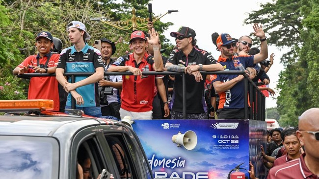 Pembalap Aprilia Racing Marco Bezzecchi (kedua kanan) bersama pembalap Ducati Lenovo Team Marc Marquez (tengah), pembalap Red Bull KTM Factory Racing Brad Binder (kanan), pembalap  Honda Team Asia Veda Pratama (kiri), dan pembalap CFMOTO Gaviota Aspa
