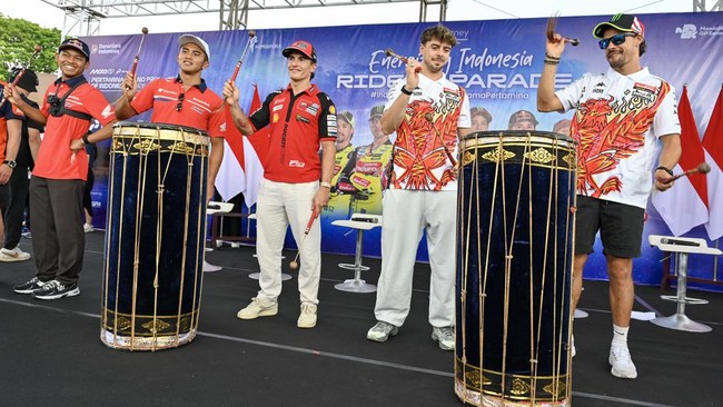 Pembalap Idemitsu Honda Team Asia Mario Suryo Aji (kedua kiri) bersama pembalap Honda Team Asia Veda Pratama (kiri), pembalap Ducati Lenovo Team Marc Marquez (tengah), pembalap Pertamina Enduro VR46 Racing Team Fabio Di Giannantonio (kedua kanan), da
