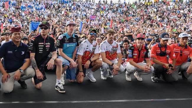 Dari kanan ke kiri, pembalap Idemitsu Honda Team Asia Mario Suryo Aji, pembalap  Honda Team Asia Veda Pratama, pembalap Ducati Lenovo Team Marc Marquez, pembalap Pertamina Enduro VR46 Racing Team Fabio Di Giannantonio, pembalap Pertamina Enduro VR46