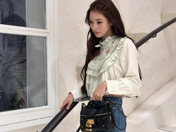 Peragaan busana tersebut bukan satu-satunya event yang sang idol datangi selama di Paris. Ya, global brand ambassador Chlo&eacute; satu ini juga diundang ke acara makan malam atau dinner bersama sederet bintang ternama lainnya./ Foto: instagram.com/annamoroll17