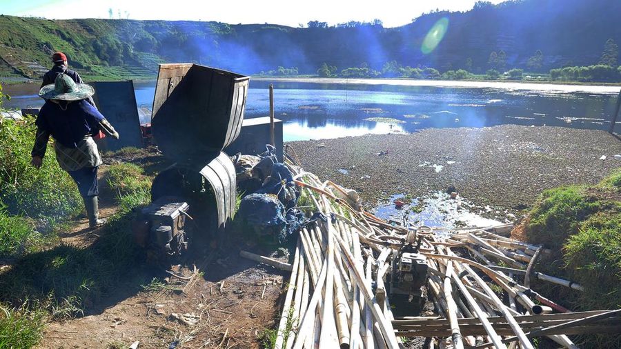 Pipa paralon untuk penyiraman ladang pertanian di Telaga Merdada Dieng., Jawa Tengah, Rabu (7/10/2026). Pipa paralon untuk penyiraman ladang pertanian di Telaga Merdada Dieng., Jawa Tengah, Rabu (7/10/2026).