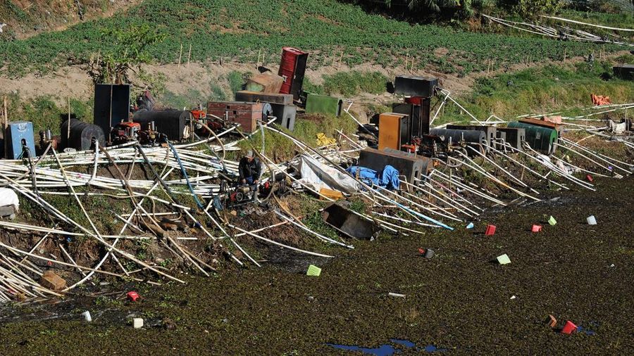 Pipa paralon untuk penyiraman ladang pertanian di Telaga Merdada Dieng., Jawa Tengah, Rabu (7/10/2026). Pipa paralon untuk penyiraman ladang pertanian di Telaga Merdada Dieng., Jawa Tengah, Rabu (7/10/2026).