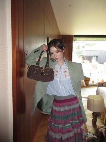 5 Potret Anna MEOVV Selama di Paris, Hadiri Chloe Summer 2027 Show!