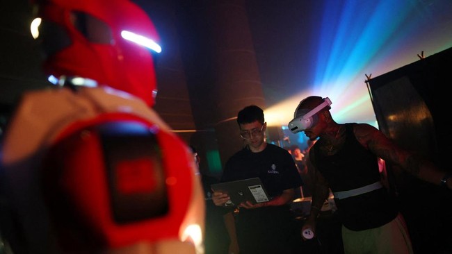 Pilot Sham Raaj makes final checks on his EngineAI T800 robot at ARC League's humanoid combat competition in Singapore October 7, 2026. REUTERS/Edgar Su