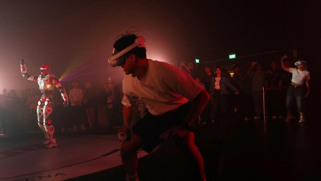 Pilots perform a dance with EngineAI T800 robots at ARC League's humanoid combat competition in Singapore October 7, 2026. REUTERS/Edgar Su