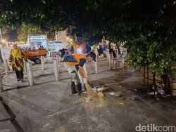 Kerja Keras Penyapu Sampah di Balik Meriahnya Wayang Jogja Night Carnival