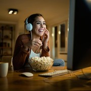 5 Ciri Kepribadian Orang yang Suka Menonton Film Sama Berulang Kali