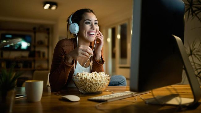5 Ciri Kepribadian Orang yang Suka Menonton Film Sama Berulang Kali