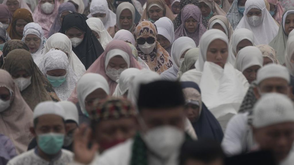 FOTO: Salat Memohon Hujan di Palembang dalam Bekapan Kabut Asap