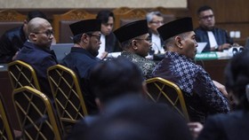 Terdakwa kasus dugaan korupsi pembagian kuota dan penyelenggaraan haji di Kementerian Agama (Kemenag) tahun 2023-2024, Yaqut Cholil Qoumas (ketiga kiri), Asrul Azis Taba (kanan), Ishfah Abidal Azis alias Gus Alex (kedua kiri) dan Ismail Adham (kiri)
