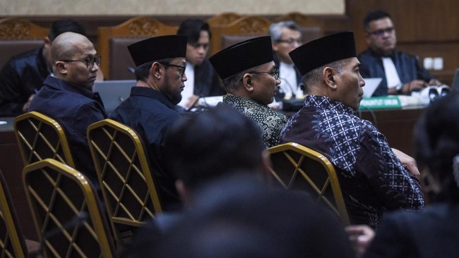 Terdakwa kasus dugaan korupsi pembagian kuota dan penyelenggaraan haji di Kementerian Agama (Kemenag) tahun 2023-2024, Yaqut Cholil Qoumas (ketiga kiri), Asrul Azis Taba (kanan), Ishfah Abidal Azis alias Gus Alex (kedua kiri) dan Ismail Adham (kiri) 