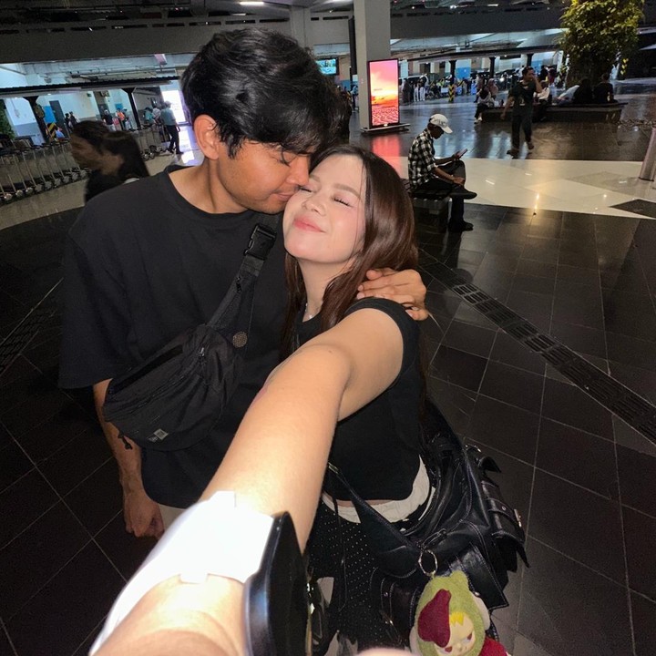 <p>Momen tersebut sontak mengundang komentar dari netizen yang ikut gemas melihat pertemuan pasangan ini. &ldquo;Gemesh bgt dengan kebucinan iniii,&rdquo; tulis akun <em>@rizkaprid****.</em> &ldquo;Asiiik gemassnya,&rdquo; tulis akun <em>@oliviakar****.&nbsp;</em>(Foto: Instagram @sisisinta)</p>