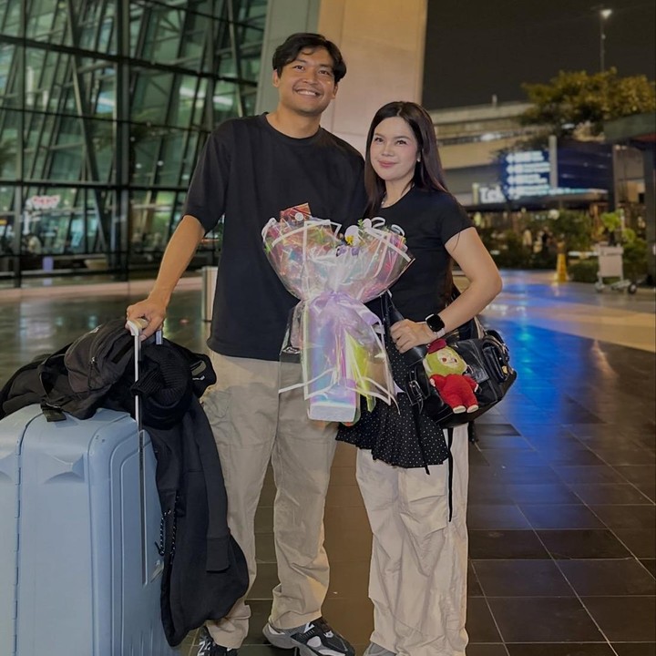 <p>Setelah menjalani LDM selama dua tahun dan terpisah jarak antara Indonesia dan Prancis, Sinta akhirnya kembali bertemu dengan sang suami. Momen bahagia tersebut pun dibagikannya melalui akun Instagram pribadi.&nbsp;(Foto: Instagram @sisisinta)</p>