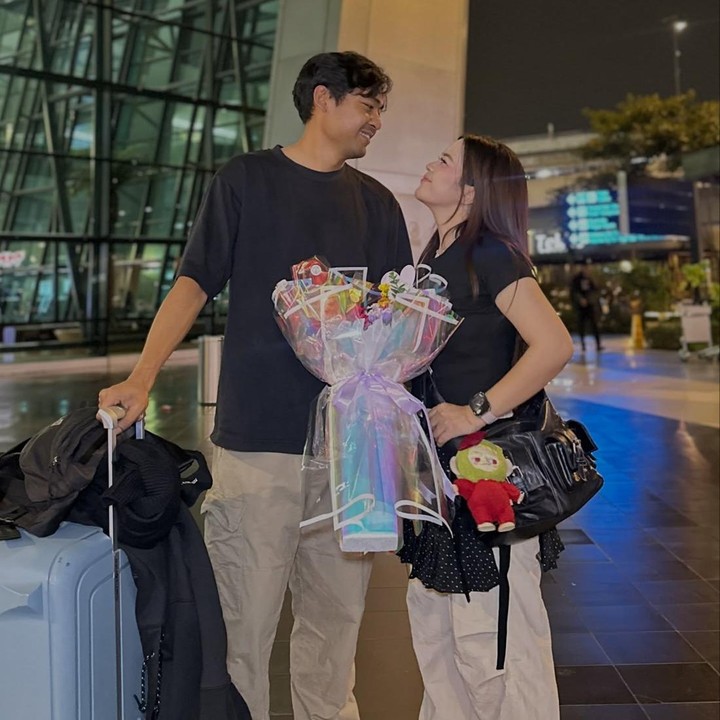 <p>Bunda, menjalani <em>long distance marriage</em> (LDM) mungkin tidak mudah bagi banyak pasangan suami-istri. Hal ini juga dirasakan oleh public figure Sinta &lsquo;Keong Racun&rsquo; dan sang suami, Ocky Ardiansyah Masson. (Foto: Instagram @sisisinta)</p>