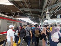 Cerita Anker Sampai Nangis gegara KRL Green Line Super Sesak Saat Ada Gangguan