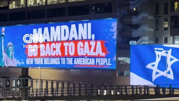 Baliho yang menyerukan Wali Kota New York Zohran Mamdani agar 'kembali ke Gaza' muncul di Tel Aviv, Israel.