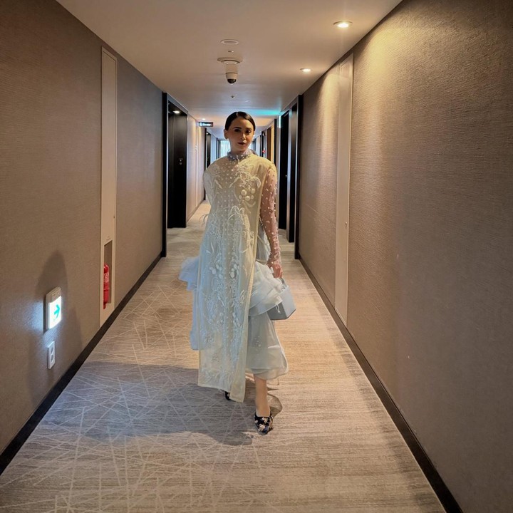 <p>Ayushita menghadiri Busan International Film Festival 2026 untuk memperkenalkan film barunya yang berjudul <em>IBUKU</em>. Perempuan 37 tahun ini tampil cantik mengenakan gaun bernuansa warna&nbsp;putih kebiruan&nbsp;saat jalan di <em>red carpet.</em> (Foto: Instagram @ayushita/ @tikabravani)</p>