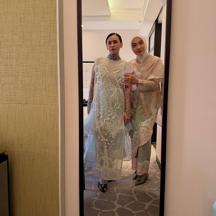 <p>Tak hanya Ayushita, artis Tika Bravani juga turut menghadiri acara puncak Busan International Film Festival 2026. Bunda satu anak ini juga ikut membintangi film <em>IBUKU</em>. Bersama dengan pemain film dan sutradara, Tika tampil di <em>red carpet</em> untuk memperkenalkan film barunya. (Foto: Instagram @ayushita/ @tikabravani)</p>