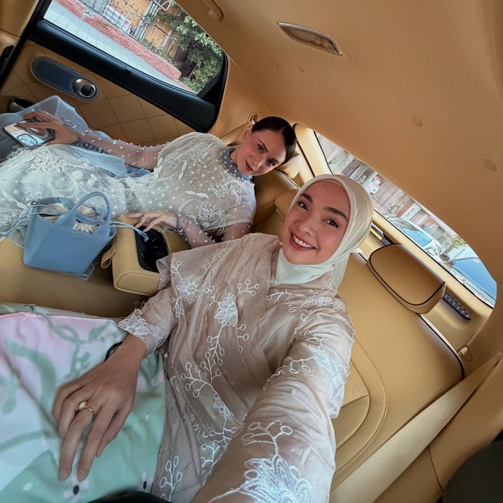 <p>Ayushita membagikan potret kebersamaannya dengan Tika melalui unggahan di Instagram. Kedua aktris ini terlihat kompak mengenakan gaun payet bernuansa Indonesia. Dalam satu foto, Ayushita dan Tika memamerkan pose sebelum jalan di <em>red carpet.</em> "<em>On our way to BIFF 2026</em>," tulis Ayushita. (Foto: Instagram @ayushita/ @tikabravani)</p>