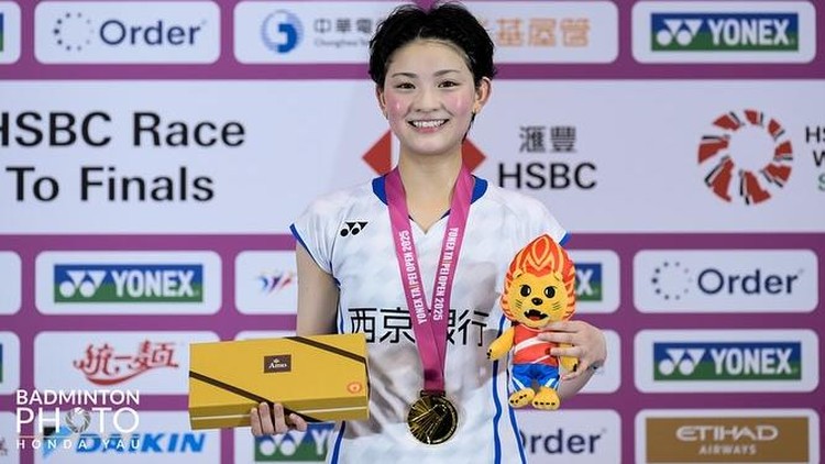 Atlet bulu tangkis Jepang bernama Tomoka Miyazaki&comma; baru-baru ini mendapat sorotan di Asian Games 2026 berkat visualnya yang mirip karakter anime&period;