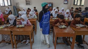 Sejumlah siswa menyantap lauk pauk yang diambil secara prasmanan dalam Makan Bergizi Gratis (MBG) di SMPN 2 Kandeman, Kabupaten Batang, Jawa Tengah, Kamis, (8/10/2026). Badan Gizi Nasional (BGN) melakukan uji coba pengembangan model penyajian makanan