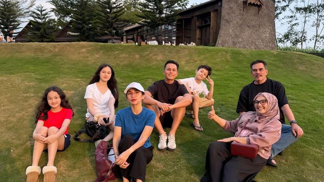 Keseruan Ussy dan Andhika Ajak Keluarga Liburan di Malang, Anak-anak Bebas Main di Alam