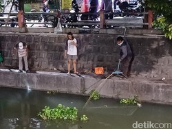 Ramai-ramai Warga Berburu Ikan Mabuk di Rolak Gunungsari Surabaya