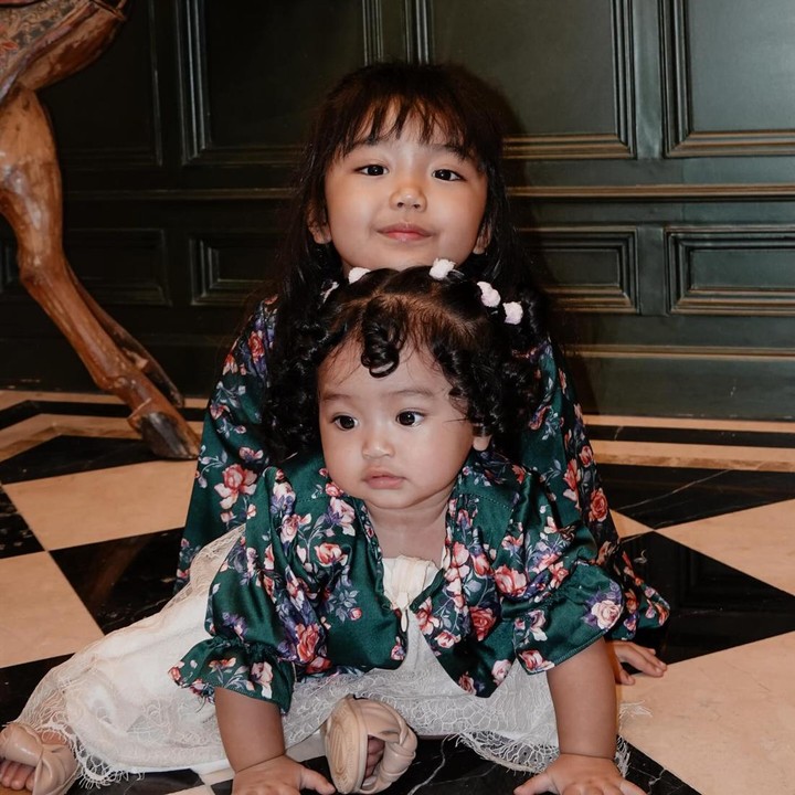 <p>Xarena dan adiknya Xandraya adalah <em>sibling goals!</em> Keduanya kerap memamerkan kedekatan sebagai kakak dan adik. Potret kedekatan keduanya sering dibagikan sang Bunda di Instagram. (Foto: Instagram @sitibadriahh)</p>