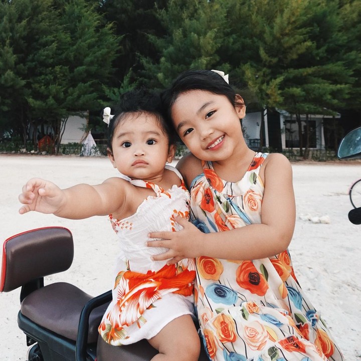 <p>Banyak netizen mengaku gemas dengan <em>sibling goals</em> antara Xarena dan Xandraya. Tak hanya memiliki wajah yang manis, kedua putri Siti Badriah ini juga disebut berparas cantik. "Cantik cantik <em>Masya Allah</em>," tulis akun Qdw***. "Gemesss gemoy lucu cantik," kata @ra***. "<em>MasyaAllah</em> cakep2 anknya," ungkap akun @qu***. (Foto: Instagram @sitibadriahh)</p>