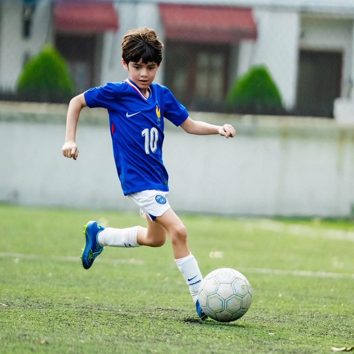 <p>Melalui unggahan di Instagram, Carissa Putri sering membagikan potret Z yang tumbuh menjadi anak aktif. Anak bungsu Carissa Putri ini ternyata punya hobi bermain sepak bola. Sebagai Bunda, Carissa Putri memberikan dukungan penuh pada hobi putranya ini. (Foto: Instagram @carissa_puteri)</p>
