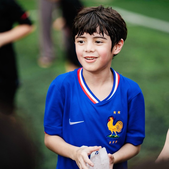 <p>Banyak netizen memberikan pujian pada Z yang tumbuh menjadi anak aktif. Tak hanya itu, banyak juga yang memuji paras tampan anak bungsu Carissa Putri ini lho. "<em>MasyaAllah</em> ganteng sekali Z," tulis akun @so***. "Gantengnya <em>Masya Allah</em>," ungkap @yf***. "<em>Happy birthday Z, masyalloh</em> ganteng bgt Z," kata @le***. (Foto: Instagram @carissa_puteri)</p>