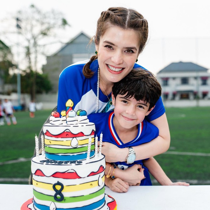 <p>Dalam unggahan terbaru di Instagtam, Carissa Putri mem-<em>posting</em> foto Z yang tengah latihan sepak bola bersama teman-temannya. Di sela pertandingan, perempuan 42 tahun ini memberikan kejutan ulang tahun untuk putranya itu. (Foto: Instagram @carissa_puteri)</p>