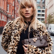 3 Tas Michael Kors Pilihan Suki Waterhouse Bisa Kamu Dapatkan di Indonesia