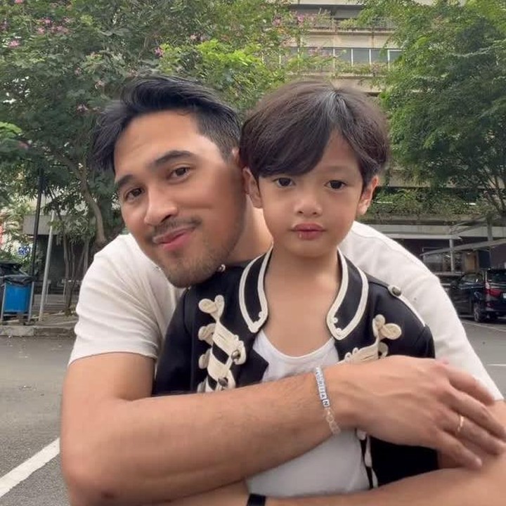 <p>Adrian juga kerap mem-<em>posting</em> konten bersama dua anaknya. Beberapa waktu lalu, pelantun lagu <em>Kita Yang Mesra</em> ini mengunggah video konten bersama si bungsu yang kerap disapa Kinny. Beberapa netizen berkomentar tentang wajah ayah dan anak ini yang disebut sangat mirip. "kinny = kemasan <em>sachetnya</em> kak ian," tulis akun @mi***. "Kembaarrr," kata @il***. (Foto: Instagram @adriankhalif)</p>