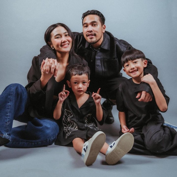 <p>Penyanyi Tanah Air, Adrian Khalif, memiliki dua anak laki-laki dari pernikahannya dengan Libra Akila. Anak pertama pasangan ini, Kaiu Arashad Thamrin, lahir pada tahun 2018. Sementara itu, si bungsu Admiralkin Musa lahir pada 2022. (Foto: Instagram @adriankhalif)</p>