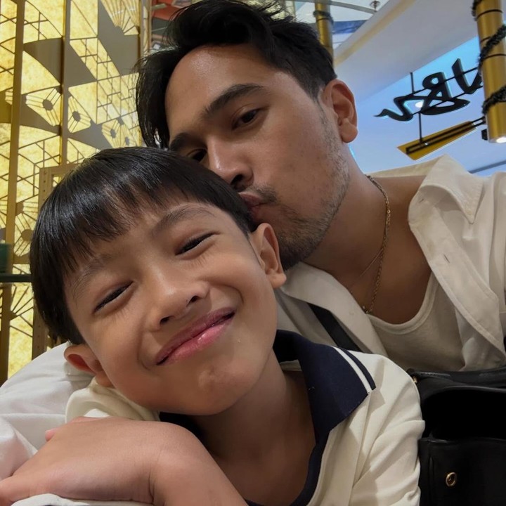 <p>Tak hanya dengan si bungsu Kinny, Adrian juga pernah membagikan potret manisnya bersama si sulung Kaiu. Dalam foto ini, sang penyanyi terlihat&nbsp;memeluk&nbsp;putranya. "Foto-foto favoritku bersama kamu," tulis Adrian dalam <em>caption</em> unggahan. (Foto: Instagram @adriankhalif)</p>