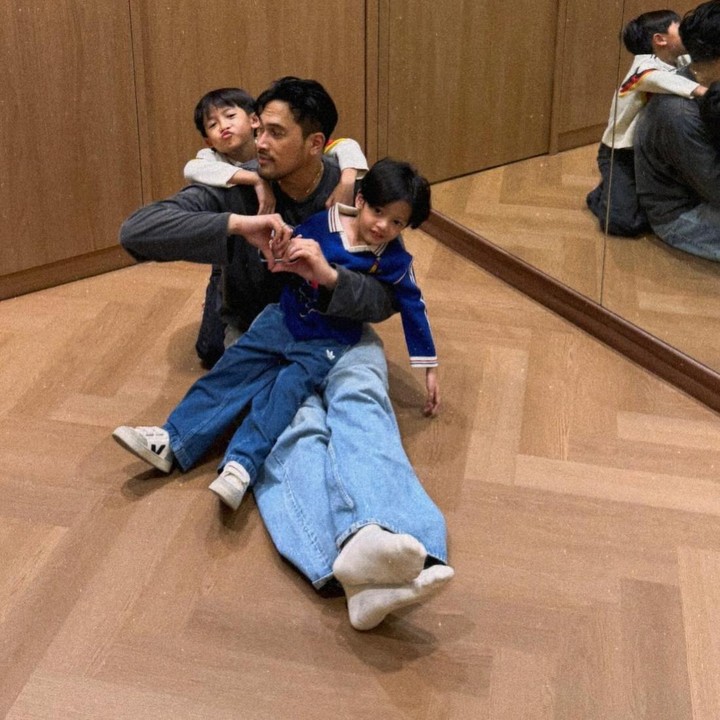 <p>Melalui unggahan di Instagram, Adrian sering membagikan potret hangat kebersamaan dengan kedua putranya. Di sela kesibukan manggung, Adrian memang selalu menyempatkan diri untuk <em>quality time</em> dengan dua anak laki-lakinya, Bunda. (Foto: Instagram @adriankhalif)</p>