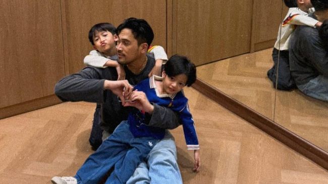 Father Goals! 5 Potret Hangat Adrian Khalif Bareng Dua Putra Kesayangannya