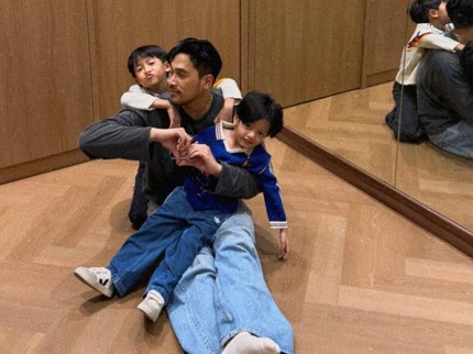 Father Goals! 5 Potret Hangat Adrian Khalif Bareng Dua Putra Kesayangannya